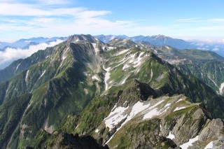 立山連峰と美しい海、心温まる伝統が待つ街