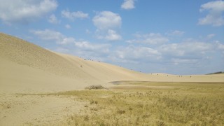 壮大な砂丘、美しい海岸線、そして温かな人々との出会いを